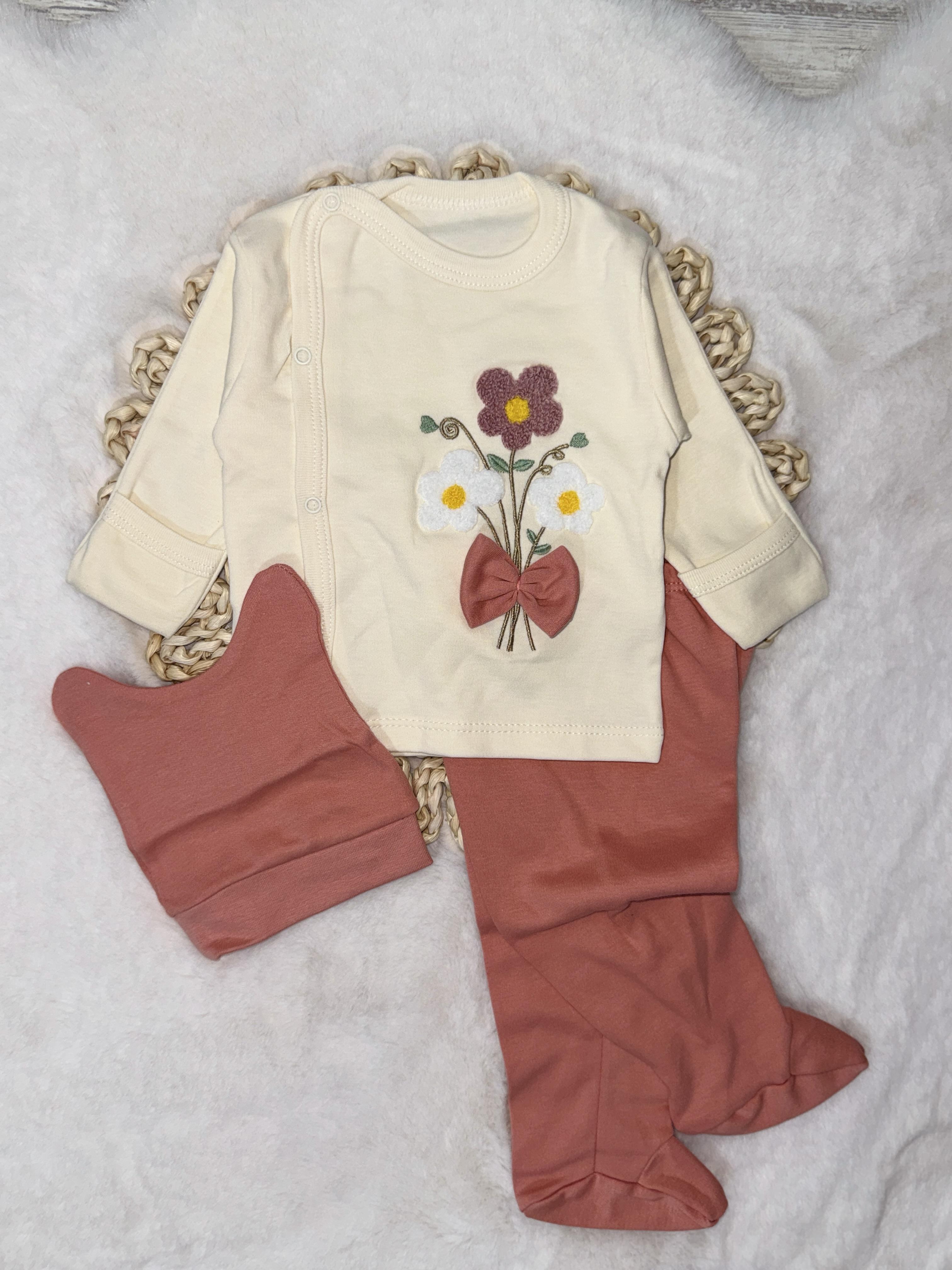 Fiyonklu nakışlı Kız bebe hastane çıkışı