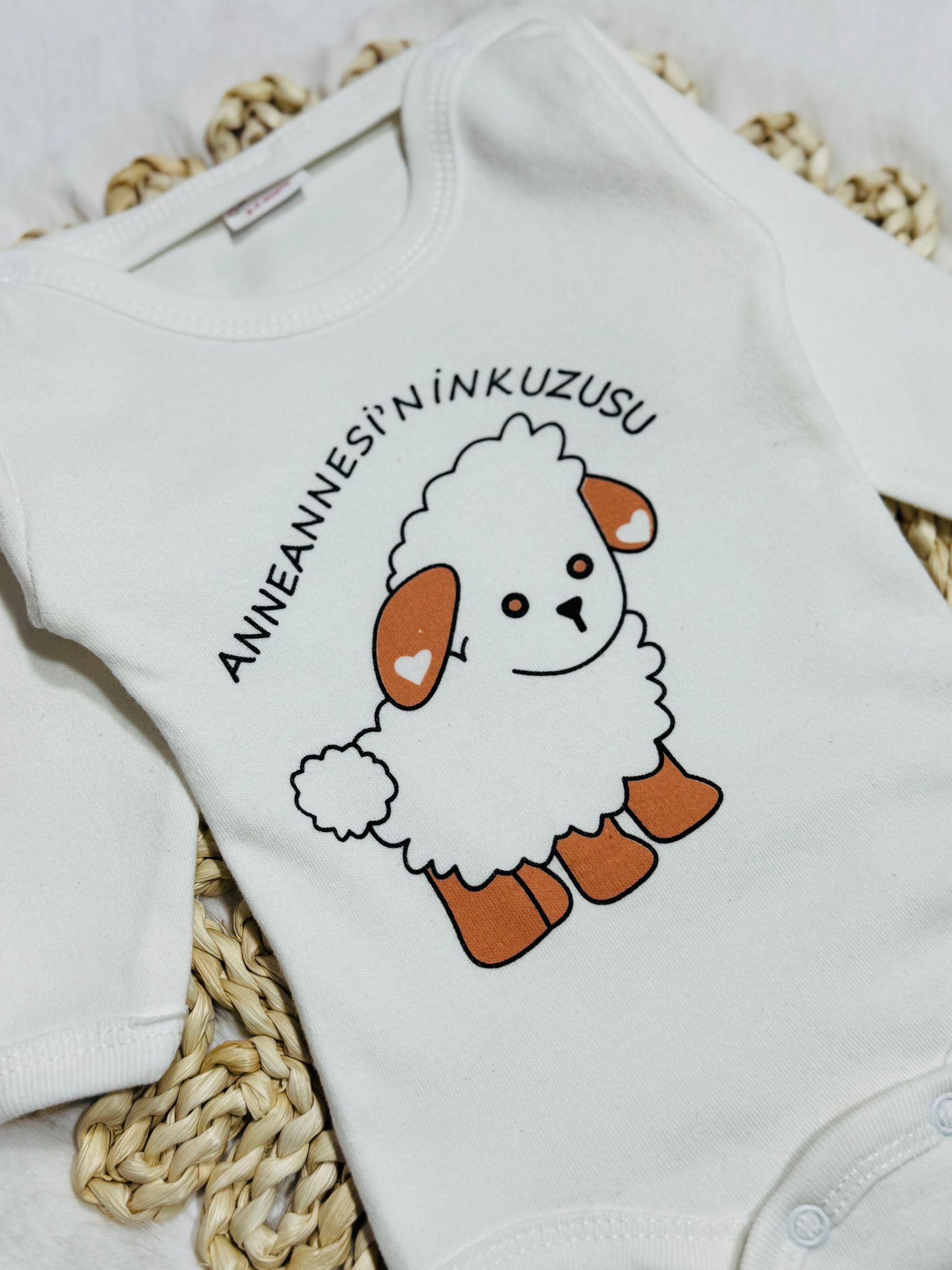 Anneannesinin kuzusu çıtçıtlı badi