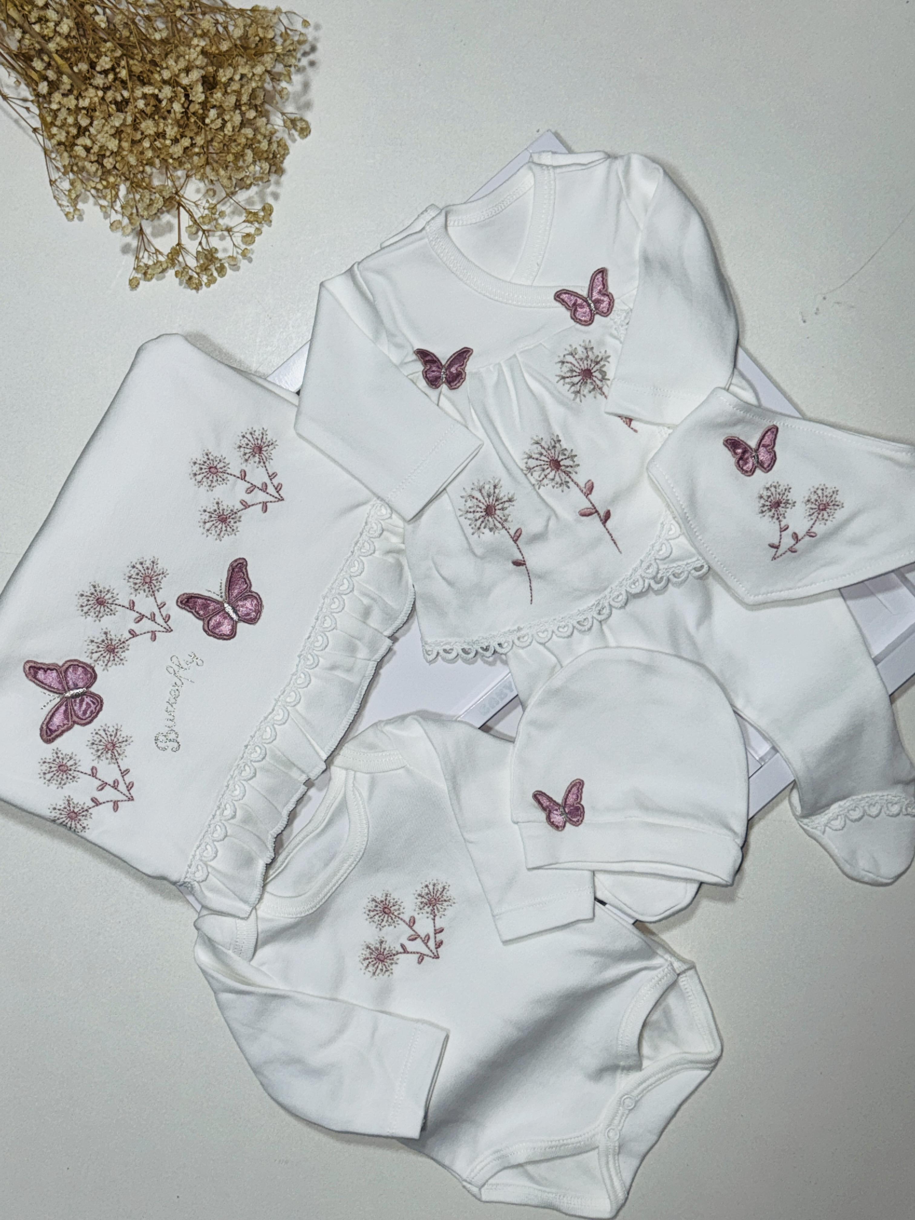 Kelebek temalı kız bebek hastane çıkışı