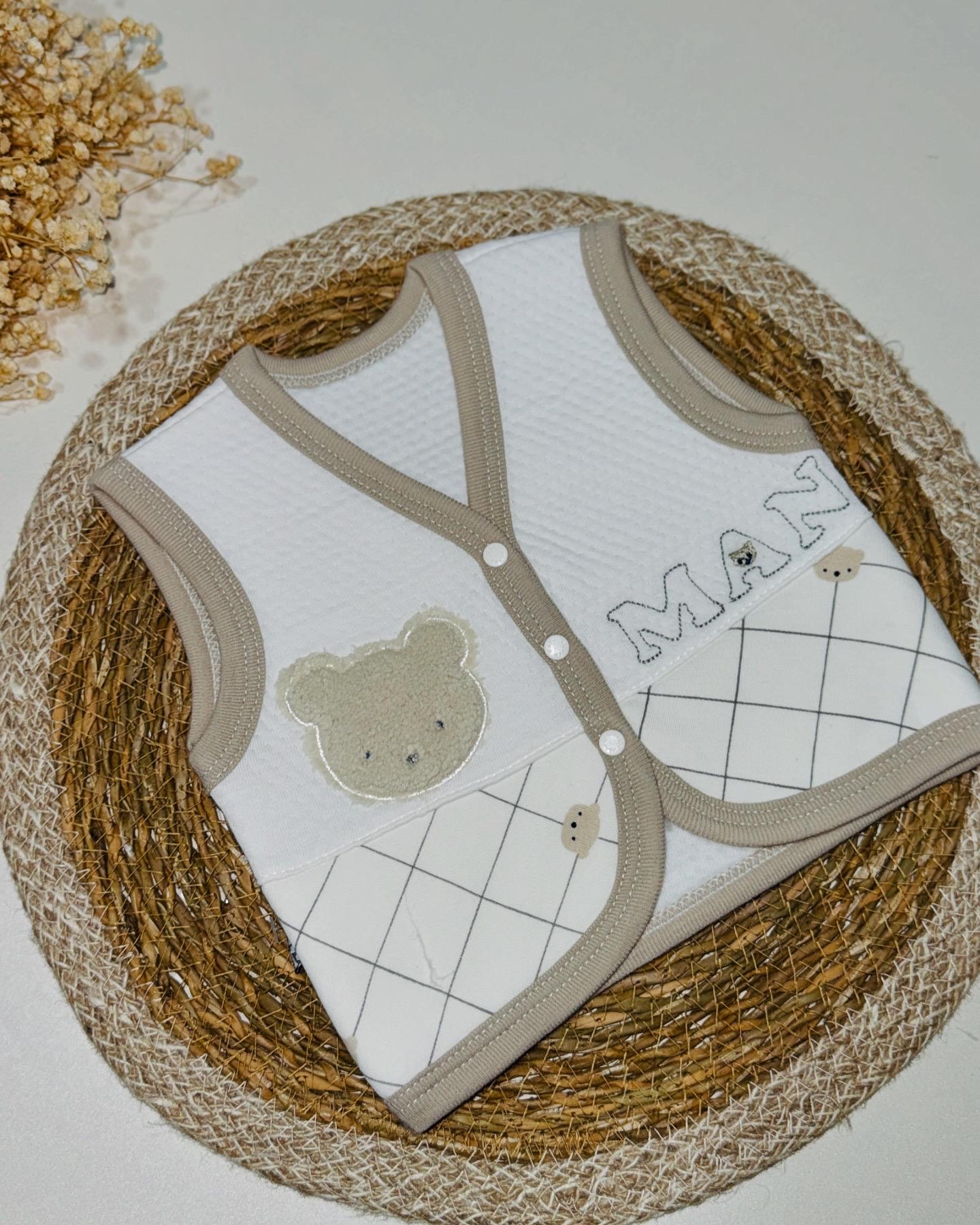 Yakışıklı taş rengi erkek bebek yelek